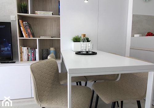 Eleganckie, nowoczesne, jasne mieszkanie w apartamentowcu - Średnia biała jadalnia w salonie, styl nowoczesny - zdjęcie od MK HOME