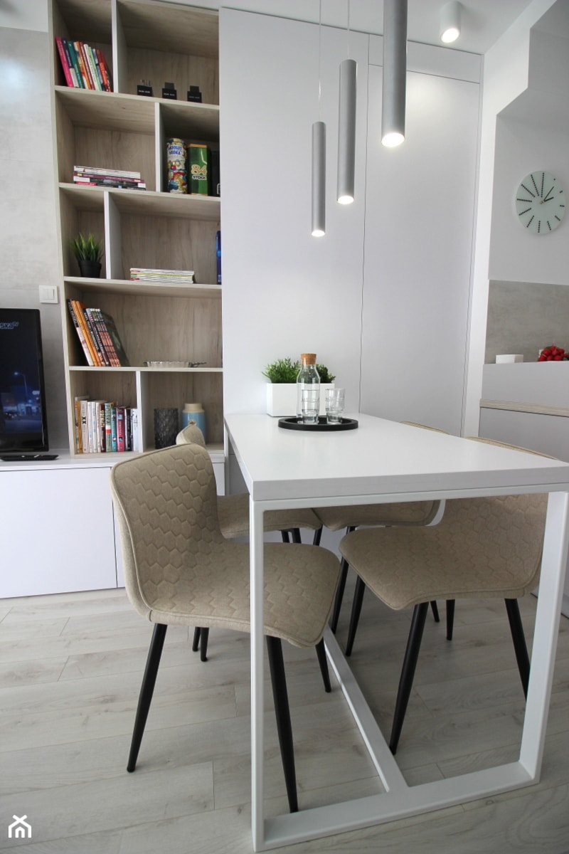 Eleganckie, nowoczesne, jasne mieszkanie w apartamentowcu - Średnia biała jadalnia w salonie, styl nowoczesny - zdjęcie od MK HOME