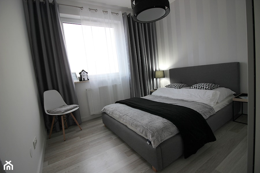 małe - duże mieszkanko - Średnia biała sypialnia, styl nowoczesny - zdjęcie od MK HOME