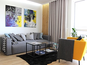 Nowoczesne mieszkanie w apartamentowcu, biel i szarość ocieplane drewnem - Mały szary salon, styl n ... - zdjęcie od MK HOME