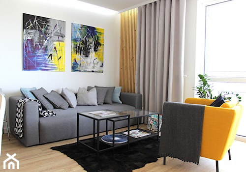 Nowoczesne mieszkanie w apartamentowcu, biel i szarość ocieplane drewnem - Mały szary salon, styl nowoczesny - zdjęcie od MK HOME