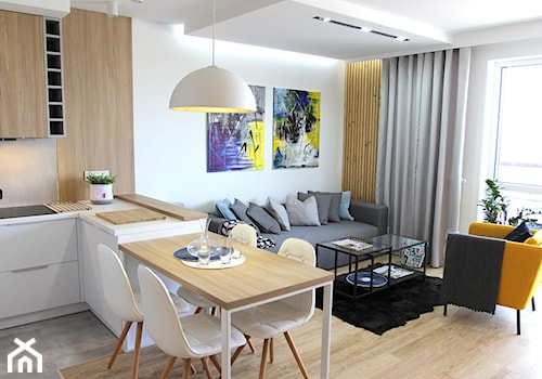 Nowoczesne mieszkanie w apartamentowcu, biel i szarość ocieplane drewnem - Mały biały salon z kuchni ... - zdjęcie od MK HOME
