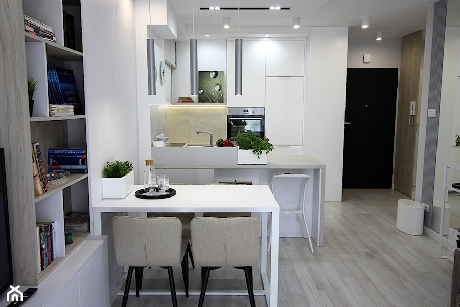 Eleganckie, nowoczesne, jasne mieszkanie w apartamentowcu - Mała z salonem biała z zabudowaną lodówką z podblatowym zlewozmywakiem kuchnia w kształcie litery u z wyspą lub półwyspem, styl nowoczesny - zdjęcie od MK HOME