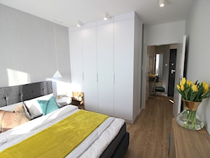 Nowoczesne mieszkanie w apartamentowcu, biel i szarość ocieplane drewnem - Średnia biała szara sypia ... - zdjęcie od MK HOME
