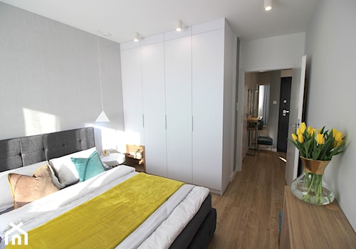 Nowoczesne mieszkanie w apartamentowcu, biel i szarość ocieplane drewnem - Średnia biała szara sypialnia, styl nowoczesny - zdjęcie od MK HOME