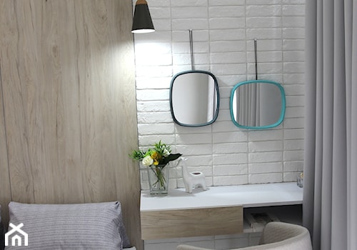 Eleganckie, nowoczesne, jasne mieszkanie w apartamentowcu - Mała biała sypialnia, styl nowoczesny - zdjęcie od MK HOME
