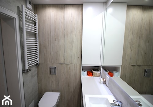 Eleganckie, nowoczesne, jasne mieszkanie w apartamentowcu - Mała z lustrem z punktowym oświetleniem łazienka, styl nowoczesny - zdjęcie od MK HOME