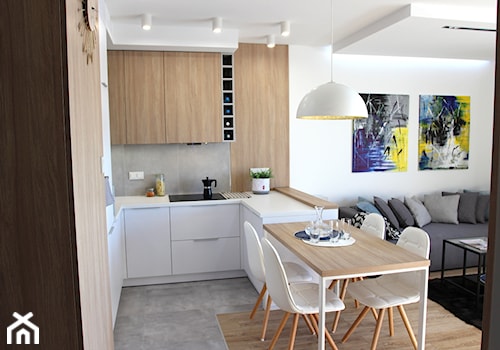 Nowoczesne mieszkanie w apartamentowcu, biel i szarość ocieplane drewnem - Średnia otwarta z salonem ... - zdjęcie od MK HOME