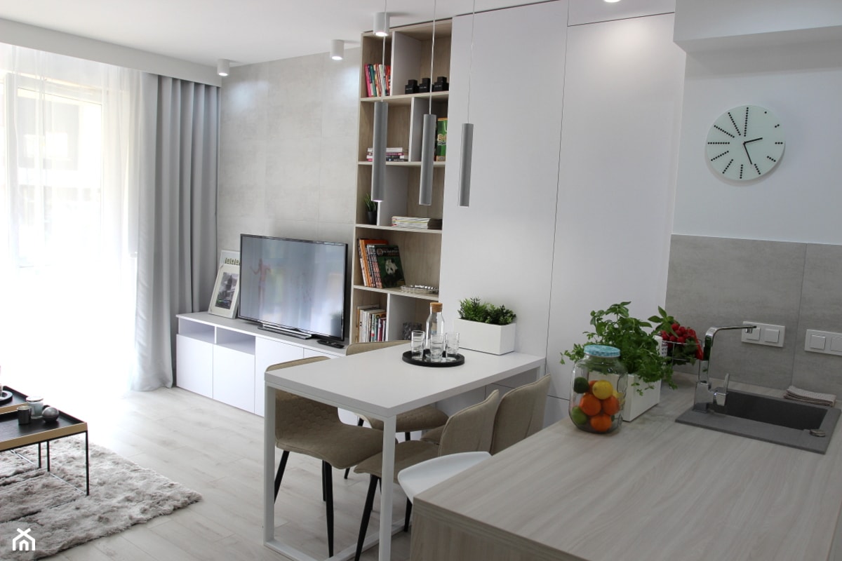 Eleganckie, nowoczesne, jasne mieszkanie w apartamentowcu - Mały biały szary salon z kuchnią z jadalnią z tarasem / balkonem, styl nowoczesny - zdjęcie od MK HOME - Homebook