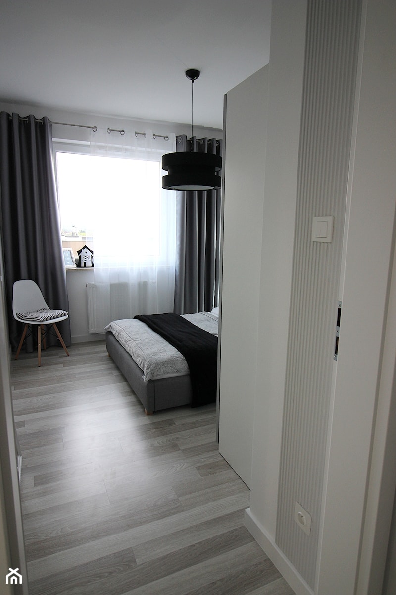 małe - duże mieszkanko - Średnia biała sypialnia, styl nowoczesny - zdjęcie od MK HOME