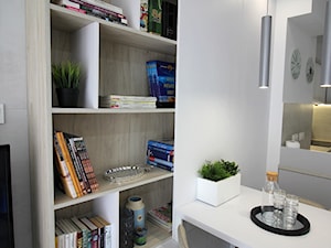 Eleganckie, nowoczesne, jasne mieszkanie w apartamentowcu - Biały salon z bibiloteczką, styl nowoczesny - zdjęcie od MK HOME