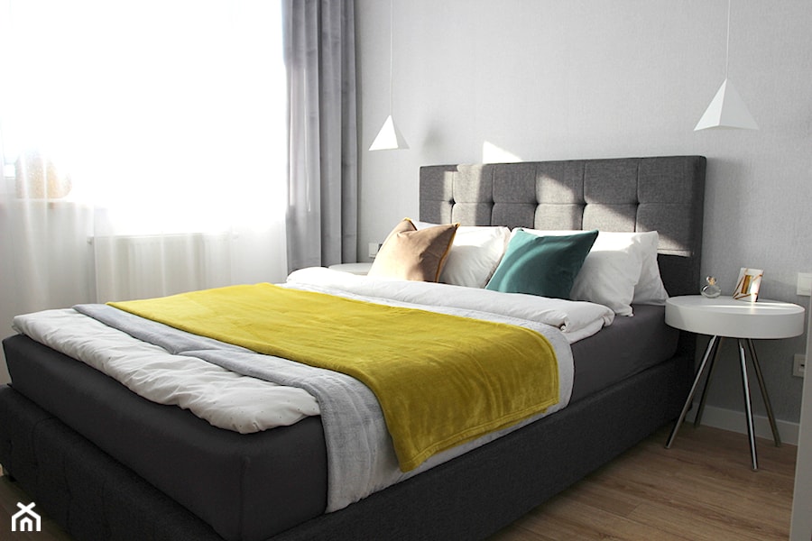 Nowoczesne mieszkanie w apartamentowcu, biel i szarość ocieplane drewnem - Średnia szara sypialnia, styl nowoczesny - zdjęcie od MK HOME