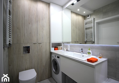 Eleganckie, nowoczesne, jasne mieszkanie w apartamentowcu - Mała bez okna z pralką / suszarką z lustrem z punktowym oświetleniem łazienka, styl nowoczesny - zdjęcie od MK HOME