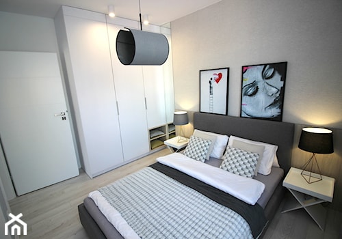 nowoczesnie, elegancko z klasą, szarosci ocieplone drewnem - Średnia szara sypialnia, styl nowoczesny - zdjęcie od MK HOME