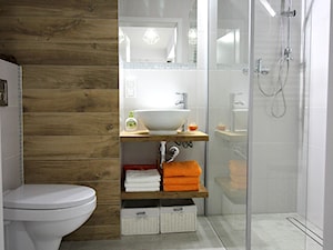Łazienka z otwartym prysznicem, drewnianą scianą - zdjęcie od MK HOME