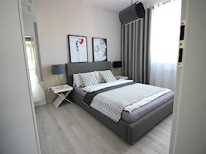 nowoczesnie, elegancko z klasą, szarosci ocieplone drewnem - Średnia beżowa sypialnia, styl nowoczesny - zdjęcie od MK HOME