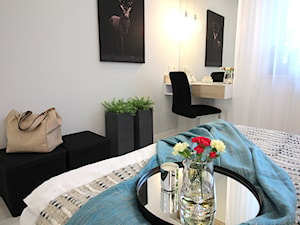 Rodzinne gniazdko, eleganckie i komfortowe - Mała biała sypialnia, styl nowoczesny - zdjęcie od MK HOME