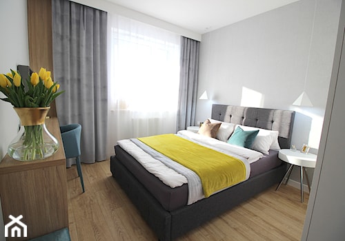 Nowoczesne mieszkanie w apartamentowcu, biel i szarość ocieplane drewnem - Średnia biała z biurkiem sypialnia, styl nowoczesny - zdjęcie od MK HOME