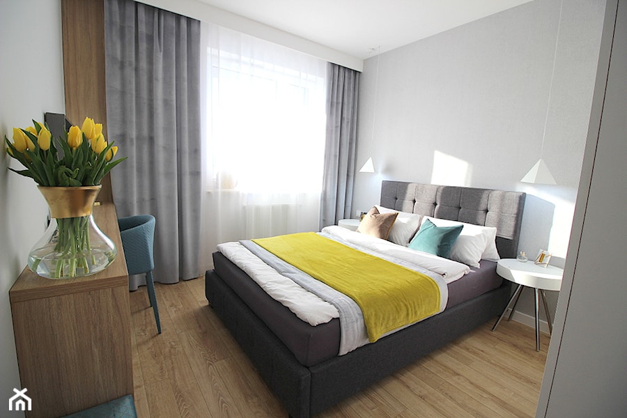 Nowoczesne mieszkanie w apartamentowcu, biel i szarość ocieplane drewnem - Średnia biała z biurkiem sypialnia, styl nowoczesny - zdjęcie od MK HOME