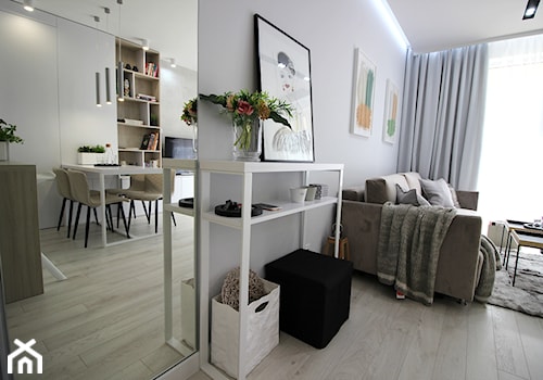 Eleganckie, nowoczesne, jasne mieszkanie w apartamentowcu - Mały biały salon z jadalnią z bibiloteczką, styl nowoczesny - zdjęcie od MK HOME