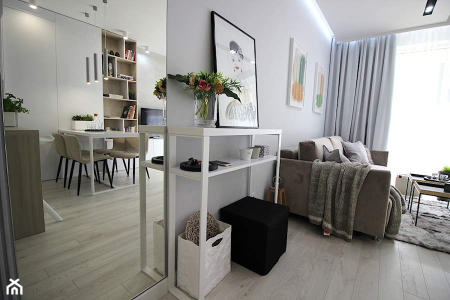 Eleganckie, nowoczesne, jasne mieszkanie w apartamentowcu - Mały biały salon z jadalnią z bibiloteczką, styl nowoczesny - zdjęcie od MK HOME