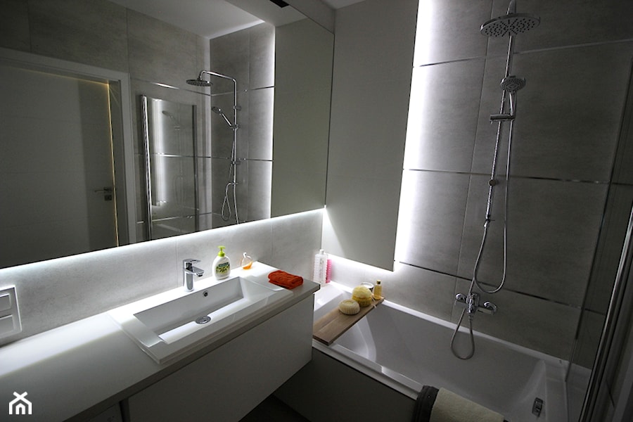 Eleganckie, nowoczesne, jasne mieszkanie w apartamentowcu - Mała bez okna z lustrem łazienka - zdjęcie od MK HOME