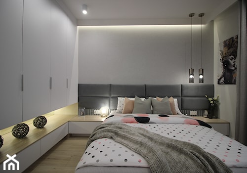 Nowoczesny apartament, 72m2 - Mała biała szara sypialnia, styl nowoczesny - zdjęcie od MK HOME