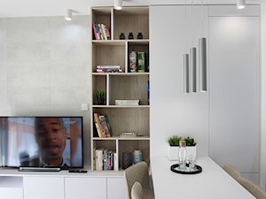 Eleganckie, nowoczesne, jasne mieszkanie w apartamentowcu - Średni szary salon z kuchnią z jadalnią z bibiloteczką, styl nowoczesny - zdjęcie od MK HOME