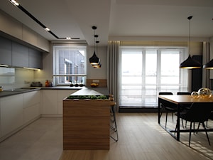 Nowoczesny apartament, 72m2 - Średnia otwarta z salonem biała szara z zabudowaną lodówką z nablatowym zlewozmywakiem kuchnia w kształcie litery u z oknem, styl nowoczesny - zdjęcie od MK HOME