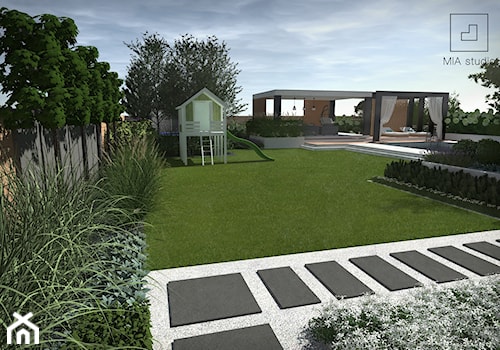 Ogród z basenem - Duży ogród w stylu skandynawskim za domem z altaną, styl nowoczesny - zdjęcie od MIA studio