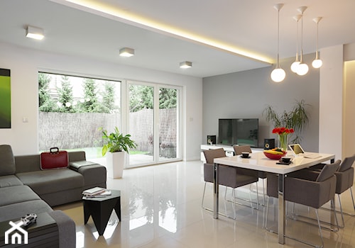 mieszkanie nowoczesne - Duży biały szary salon z jadalnią, styl nowoczesny - zdjęcie od StudioAtoato