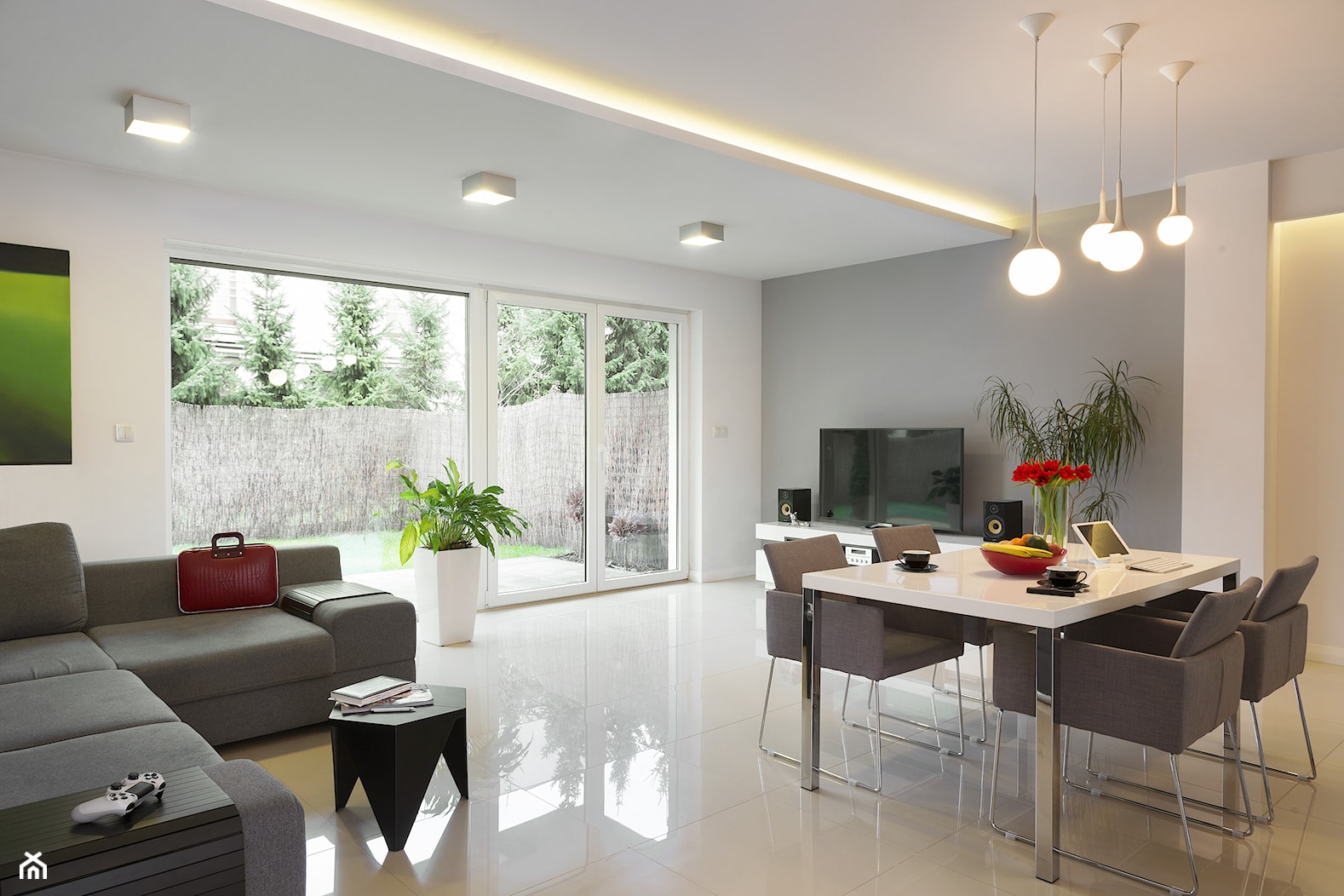 mieszkanie nowoczesne - Duży biały szary salon z jadalnią, styl nowoczesny - zdjęcie od StudioAtoato - Homebook