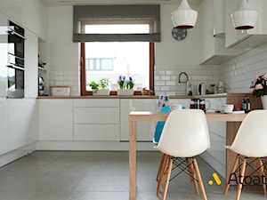 biała kuchnia w stylu skandynawskim - zdjęcie od StudioAtoato