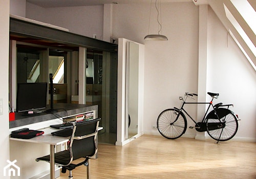 kawalerka na poddaszu - mini loft - Biuro, styl nowoczesny - zdjęcie od StudioAtoato