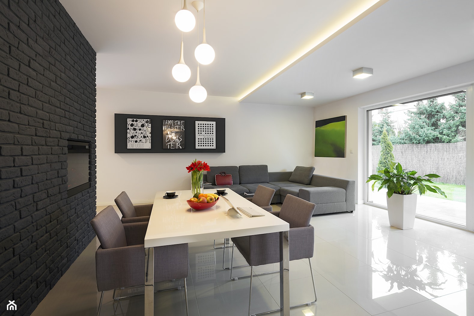 mieszkanie nowoczesne - Duży biały salon z jadalnią, styl nowoczesny - zdjęcie od StudioAtoato - Homebook