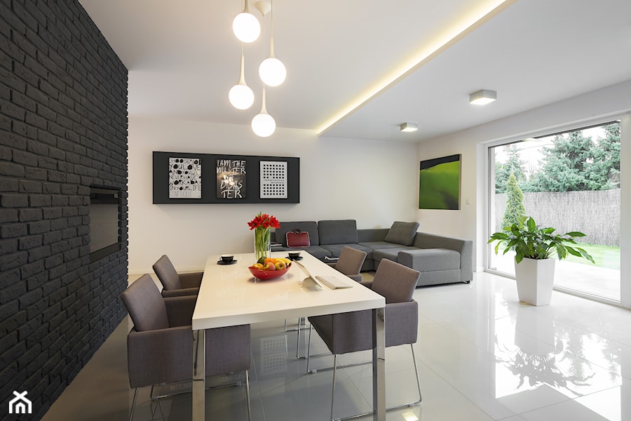mieszkanie nowoczesne - Duży biały salon z jadalnią, styl nowoczesny - zdjęcie od StudioAtoato