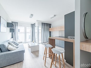 apartament na wynajem - Mały biały salon z jadalnią, styl skandynawski - zdjęcie od StudioAtoato