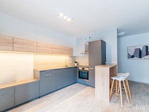 apartament na wynajem - Średnia otwarta z salonem z zabudowaną lodówką kuchnia w kształcie litery l, styl minimalistyczny - zdjęcie od StudioAtoato