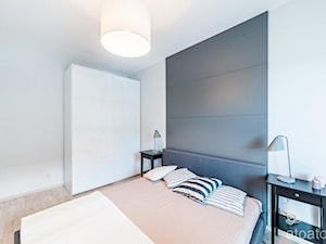apartament na wynajem - Średnia biała szara sypialnia, styl minimalistyczny - zdjęcie od StudioAtoato