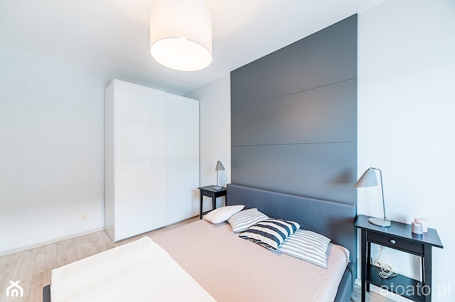 apartament na wynajem - Średnia biała szara sypialnia, styl minimalistyczny - zdjęcie od StudioAtoato