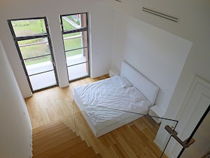 apartament loft city park - Średnia biała sypialnia, styl minimalistyczny - zdjęcie od StudioAtoato