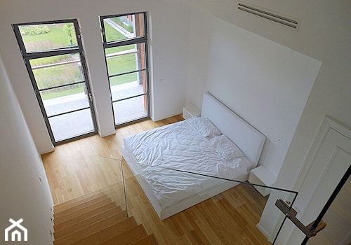 apartament loft city park - Średnia biała sypialnia, styl minimalistyczny - zdjęcie od StudioAtoato