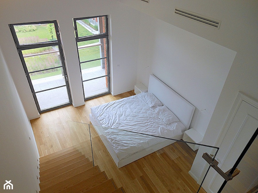 apartament loft city park - Średnia biała sypialnia, styl minimalistyczny - zdjęcie od StudioAtoato
