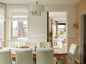 Śródziemnomorskie klimaty - Średnia beżowa biała jadalnia jako osobne pomieszczenie, styl glamour - zdjęcie od StudioAtoato