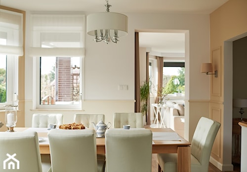Śródziemnomorskie klimaty - Średnia beżowa biała jadalnia jako osobne pomieszczenie, styl glamour - zdjęcie od StudioAtoato