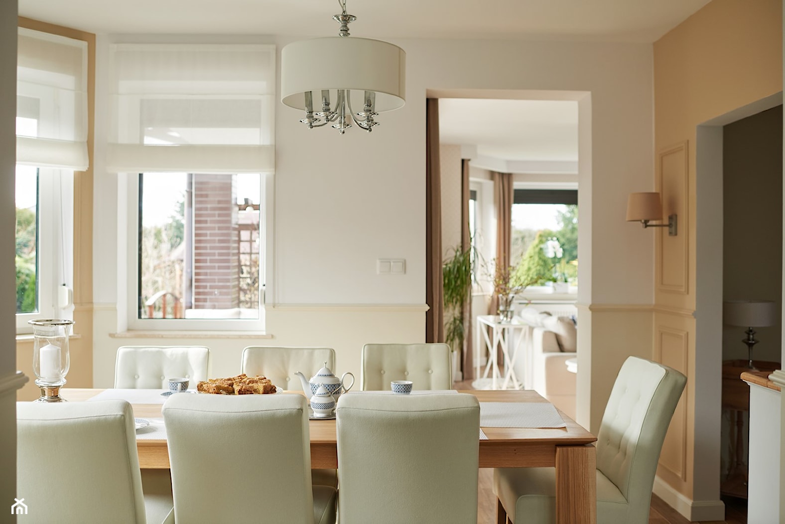 Śródziemnomorskie klimaty - Średnia beżowa biała jadalnia jako osobne pomieszczenie, styl glamour - zdjęcie od StudioAtoato - Homebook