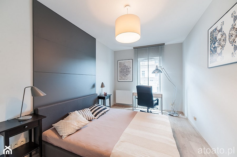 apartament na wynajem - Duża biała szara z biurkiem sypialnia, styl minimalistyczny - zdjęcie od StudioAtoato