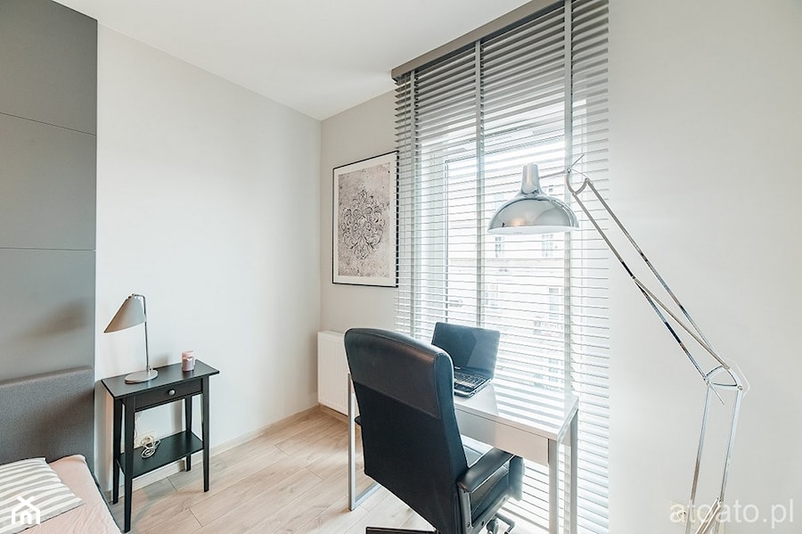 apartament na wynajem - Średnia beżowa z biurkiem sypialnia, styl skandynawski - zdjęcie od StudioAtoato
