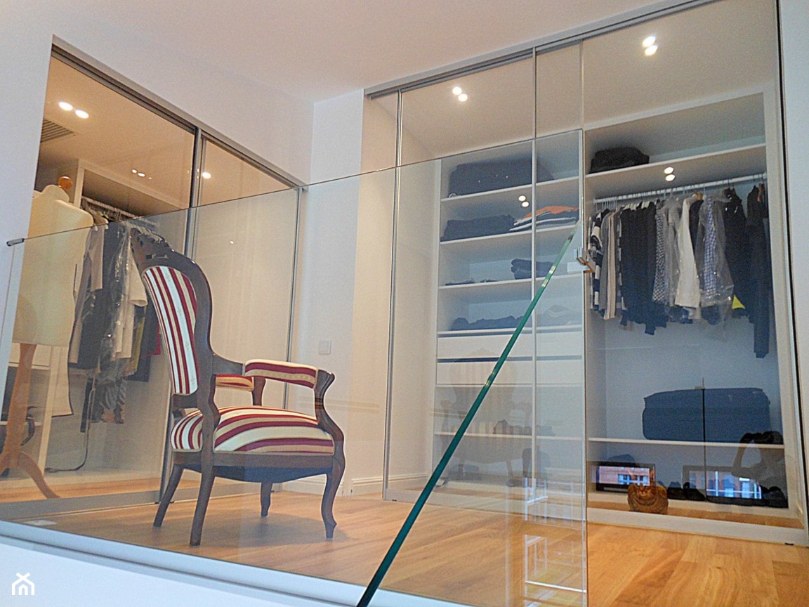 apartament loft city park - Średnia otwarta garderoba na poddaszu, styl minimalistyczny - zdjęcie od StudioAtoato - Homebook