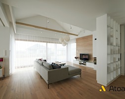salon w stylu skandynawskim z drewnianą podłogą - zdjęcie od StudioAtoato - Homebook